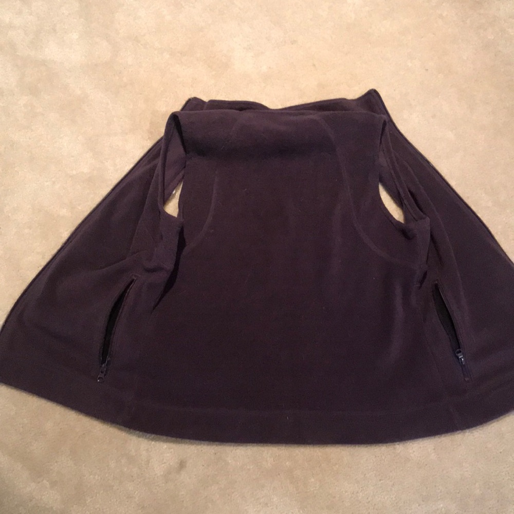 A dark purple Columbia vest - Picture 6 of 6